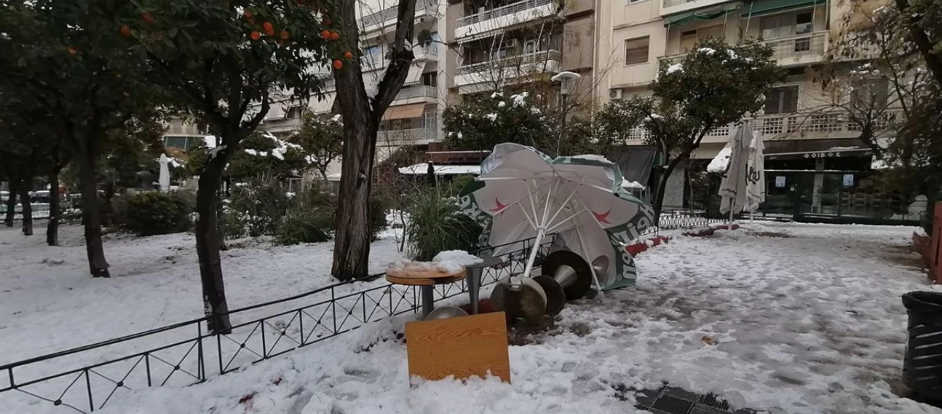 «Βυθίστηκε» στο χιόνι η Κυψέλη - Πτώσεις δέντρων και ζημιές σε καταστήματα (φώτο)